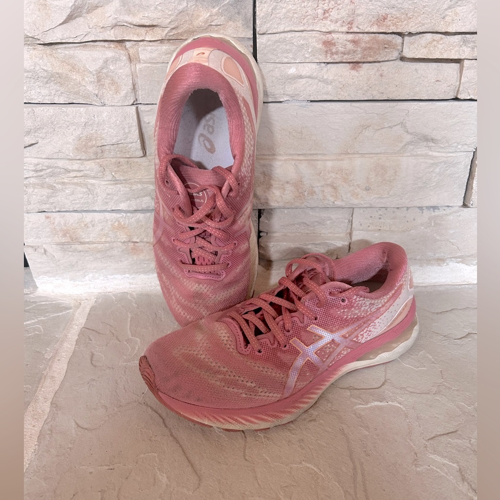ASICS Gel Nimbus 23 Pink Sneakers size 7.5
Very comfortable and arch support.